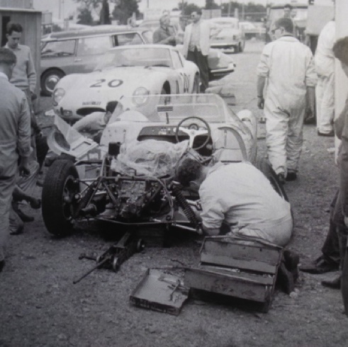 Malgré les modifications effectué sur les goujons de roues, les commissaires sportifs ne donneront pas leur aval pour autoriser les Lotus à courir au grand dam de Colin Chapman qui ne reviendra plus au Mans Malgré les modifications effectué sur les goujons de roues, les commissaires sportifs ne donneront pas leur aval pour autoriser les Lotus à courir au grand dam de Colin Chapman qui ne reviendra plus au Mans